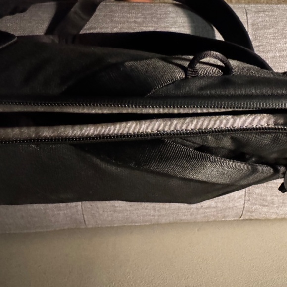 Peak Design Every Day Tote\Backpack Black with Gray Interior - Picture 8 of 16